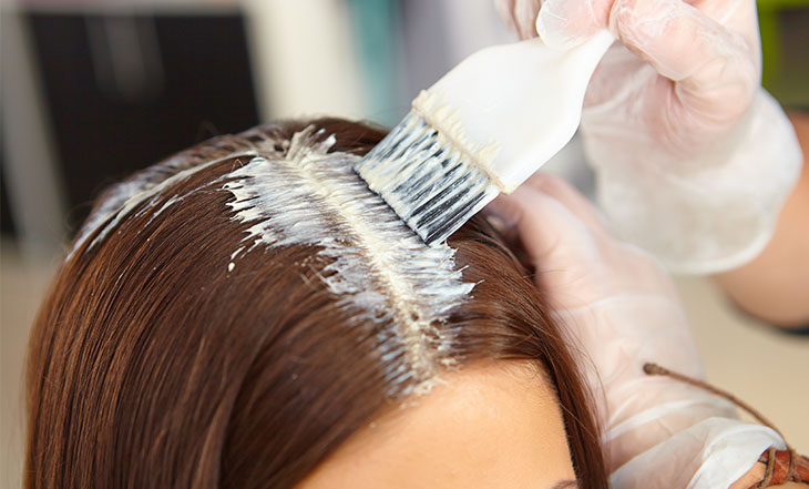 aplicação de tinta de cabelo